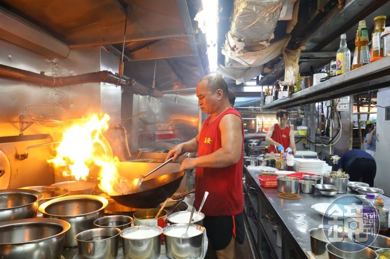 萬發的廚房裡日日烈火烹鮮,端出讓食客食指大動的鑊氣佳餚。
