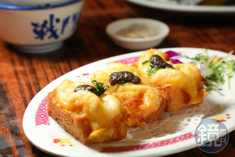 「黑松露厚蝦多士」可說是傳統蝦多士升級版,酥脆厚吐司上塞入飽滿蝦膠,點綴黑松露醬,一口咬下,舊時味與新潮香交融。(港幣96元/份,約NT$371)