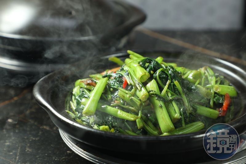 「啫啫通菜煲」完美呈現空心菜的爽脆與焦香,加入肉碎與豆豉醬後,鹹香濃郁,甚至比肉煲更令人驚豔。(港幣90元/份,約NT$347)