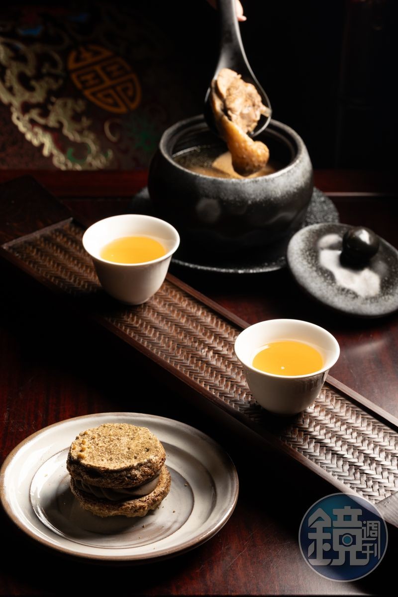 「濃郁炭焙烏龍茶套組」可品嘗到炭焙烏龍達克瓦茲、2杯色戒茶酒Shot與鐵觀音茶干貝雞湯。(750元/套)