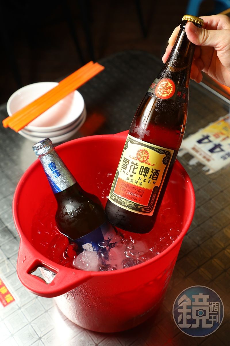 在御希能喝到源自瀋陽的雪花經典啤酒，清爽滋味與各種熱炒百搭。（港幣28元／支，約NT$108）