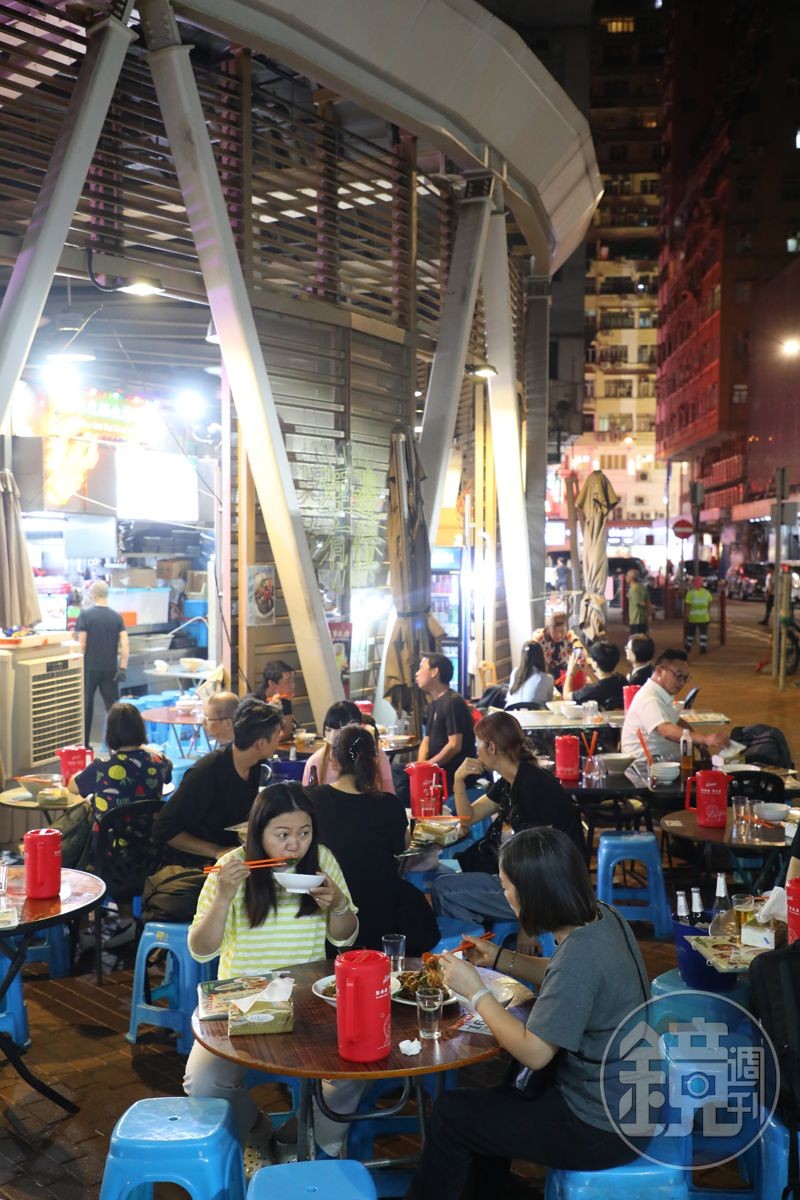 御希大排檔露天的用餐空間只有塑膠凳與摺疊桌，沒有華麗裝潢，卻充滿著熱鬧與人情味，讓食客沉浸在最道地的香港夜生活中。