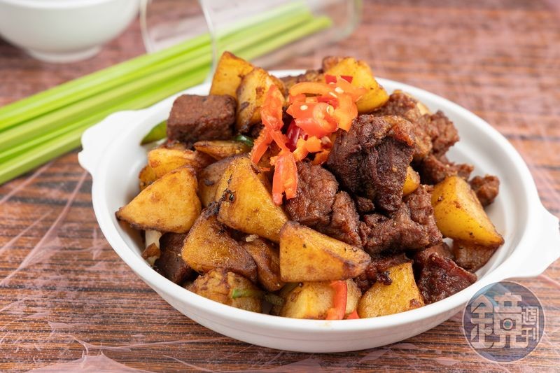 最多人點的「黑椒薯仔牛柳粒」外酥內嫩,醬汁辛香帶甜。(港幣138元/份,約NT$533)