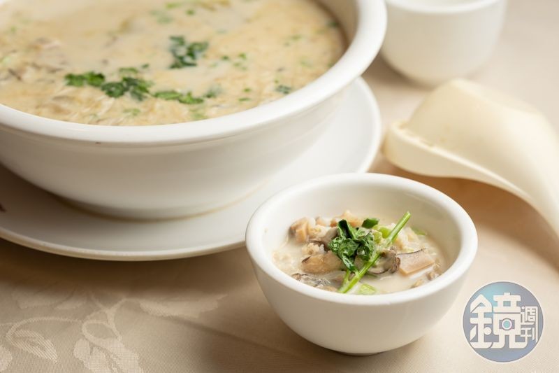 「招牌方魚蠔仔肉碎泡飯」湯頭濃郁,鮮味十足,吃了一碗絕對還想再吃一碗。(港幣98元/鍋,約NT$369)