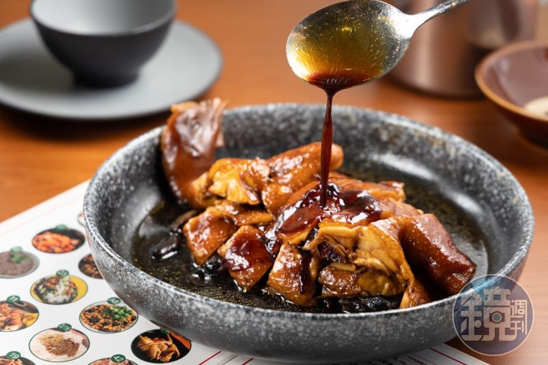 「萬字醬油雞」即叫即浸,以確保雞肉口感,上桌時能吃到最佳嫩度。(港幣208元/半隻,約NT$785)