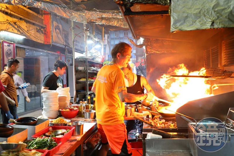 在香港大排檔數量日益減少的今日,愛文生飯店以其火水爐與鑊氣小炒,成為香港街頭飲食文化的珍貴活化石。