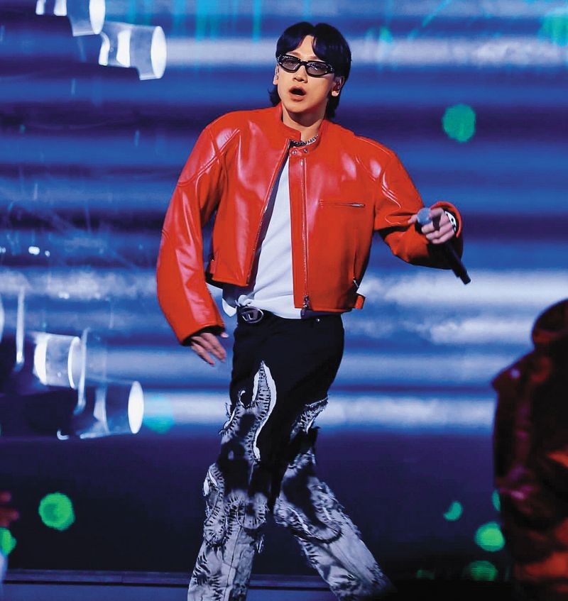 Rain是韓流天王,不僅唱跳多年功力深厚,身材依然保持完美。(翻攝自BODYFRIEND YouTube)