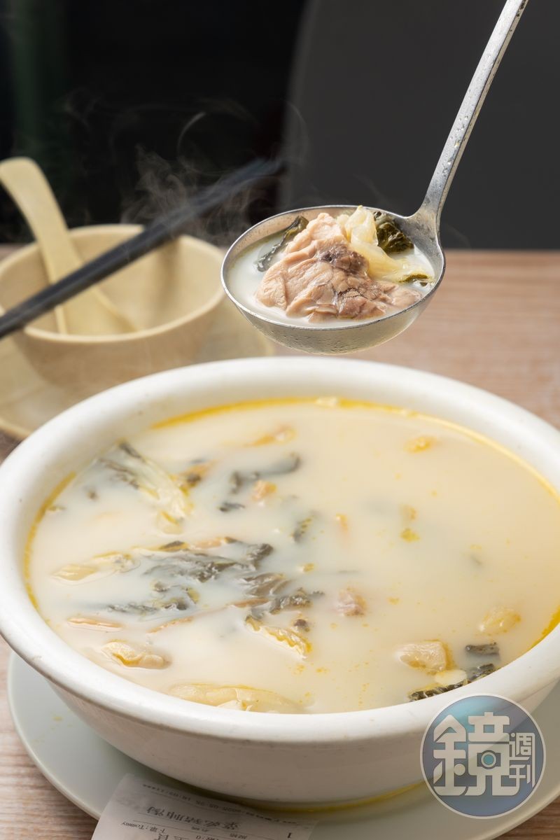 「菜乾豬肺湯」將小白菜乾加上豬肺一起煲湯,能夠滋陰潤肺。(港幣148元/份,約NT$558)