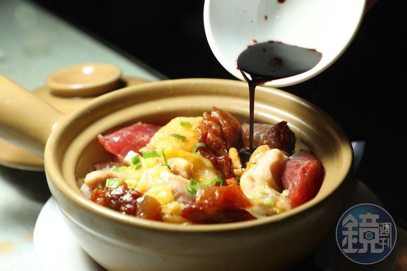 「臘味滑雞飯」米飯吸飽了雞汁與臘味油香,淋上特製豉油醬汁更有味。(港幣108元/份,約NT$408)