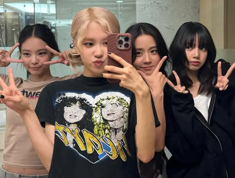 ▲BLACKPINK(如圖)時隔2年8個月終於要發行新作品,預計會在7月高陽世巡演唱會上首度公開,讓粉絲都非常期待。(圖/Rosé IG)