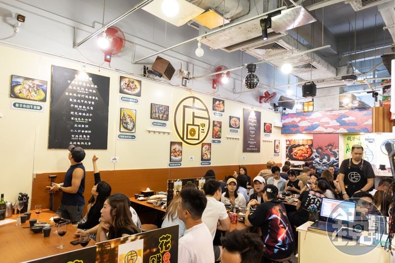 店小二週末座無虛席,店門口寫著週四到六需提前兩週訂位。