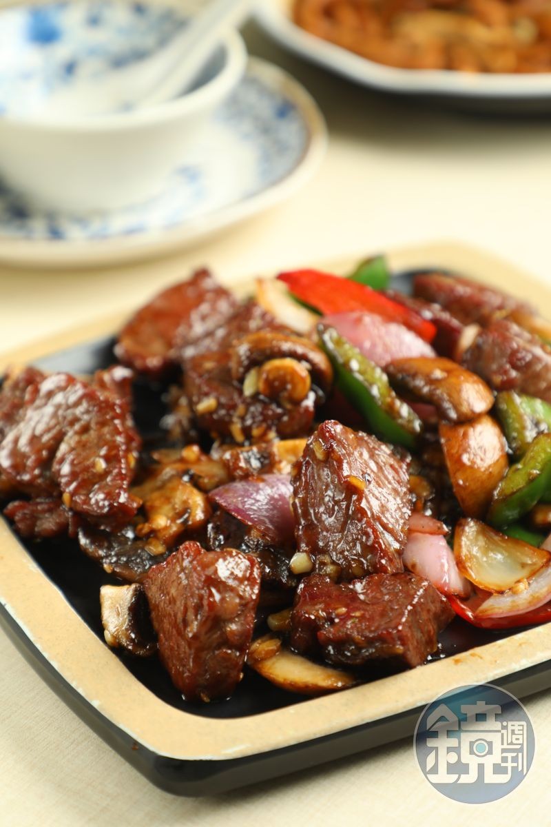 「蒜香蘑菇牛柳粒」兼具蒜香、黑胡椒香與蘑菇香,超級下飯。(港幣179元/份,約NT$675)