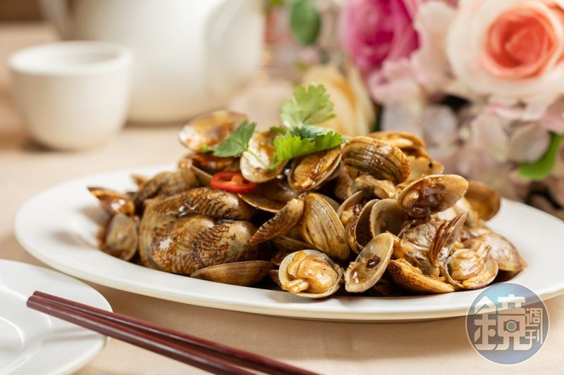 「豉汁炒蜆」的鹹度恰到好處,空口吃也行。(港幣98元/份,約NT$369)
