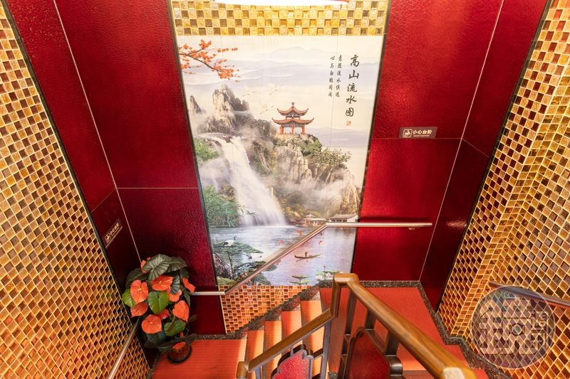 橋底辣蟹的樓梯間也裝潢得古色古香,十分雅致。