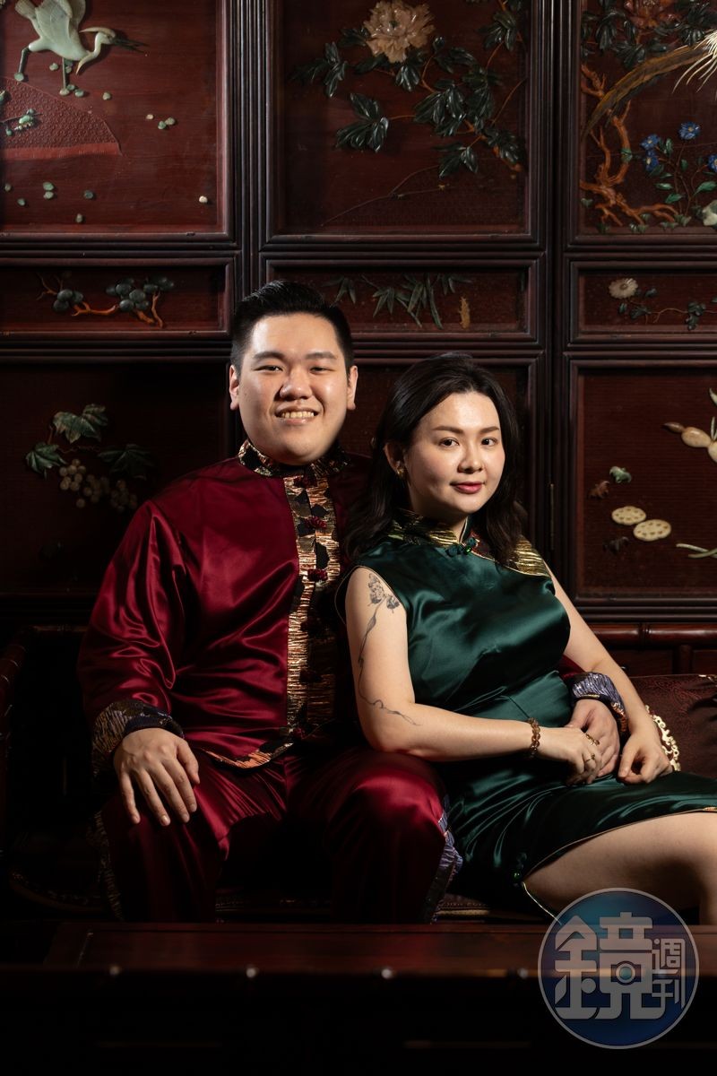 邱雅鈴Eileen(右)與游原碩Sean(左),兩人皆為「農業部茶及飲料作物改良場」官方認證的評茶師。