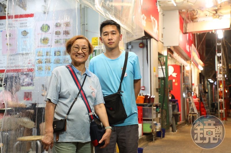 傳承三代的興記菜館,如今由陳國英(左)帶著姪子陳家健(右)一起經營。