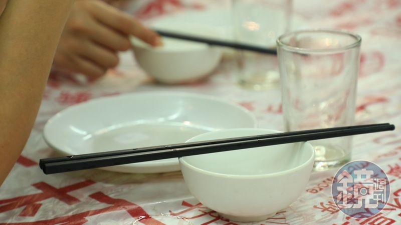 洗淨後的餐具乾淨溜溜,茶杯也就可以拿來喝茶享用了。