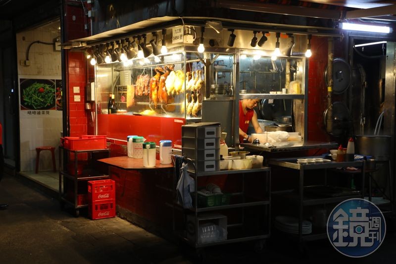 陳錦明併購了對街本要收攤的燒臘店,現在店裡也供應優質燒味。