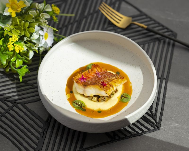 「香煎紅鯔魚佐馬鈴薯奶油」以主廚的童年回憶為靈感,紅鯔魚的鮮美與馬鈴薯奶油的滑順相得益彰。(台北遠東香格里拉提供)