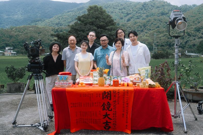 《就算一個人也可以好好的吃飯2》演員和工作團隊共同出席開鏡儀式。(公視+提供)
