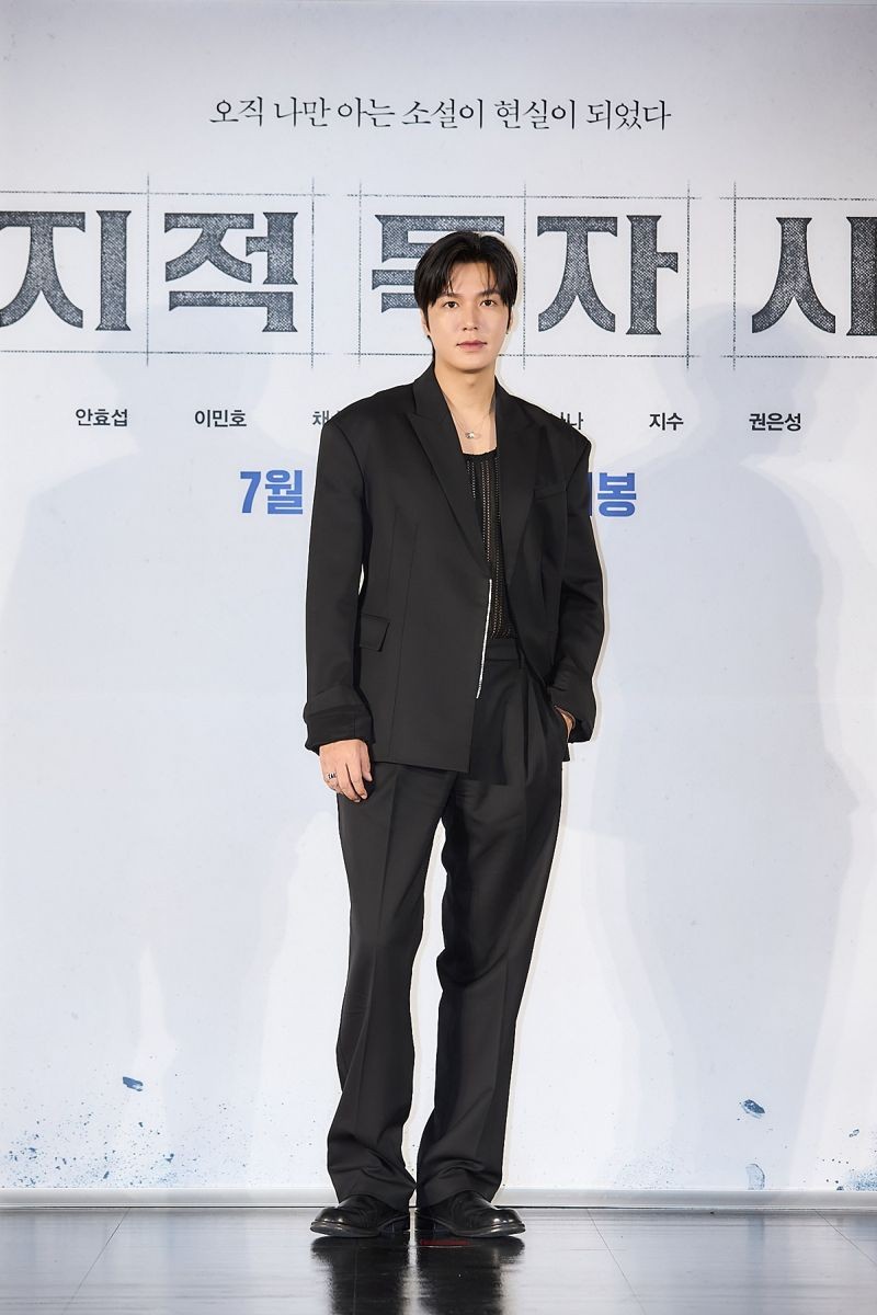 李敏鎬這回不是撕漫男,而是小說主人公成為了真實。(采昌國際多媒體提供)