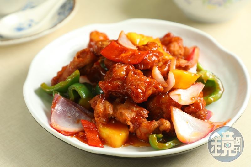「脆皮咕咾肉」外脆內嫩,裹上酸甜醬汁,非常涮嘴。(港幣138元/份,約NT$521)