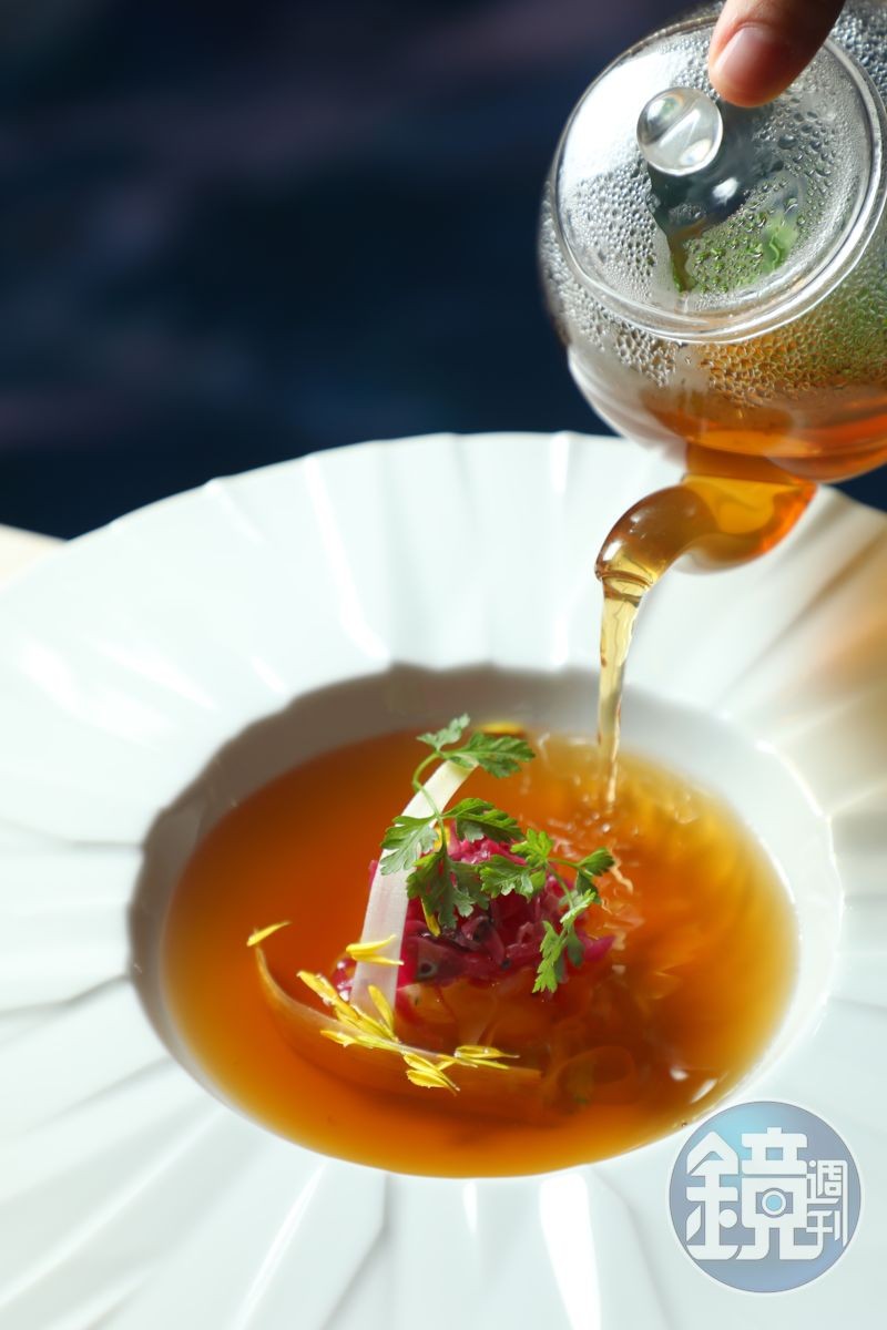 用上6種不同小農蔬菜的「永續植栽蔬菜湯」酸甘甜兼具。（2,880元套餐菜色）