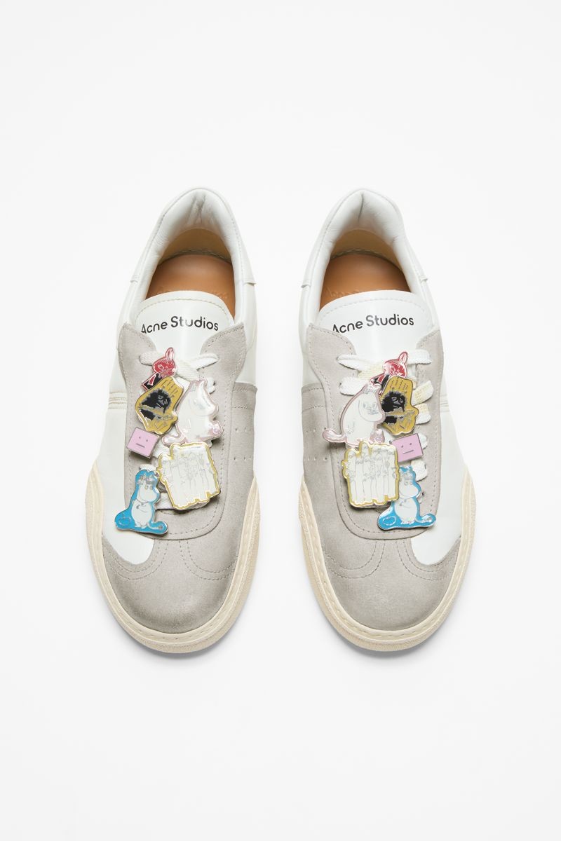 Acne Studios x Moomin可拆式金屬嚕嚕米角色徽章的綁帶運動鞋。NT$29,500(藍鐘提供)