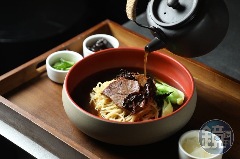「桂花紅茶清燉牛肉麵」使用手工雞蛋麵,再倒入一壺帶有花香的茶湯,嘗起來非常清爽獨特。(255元/碗)