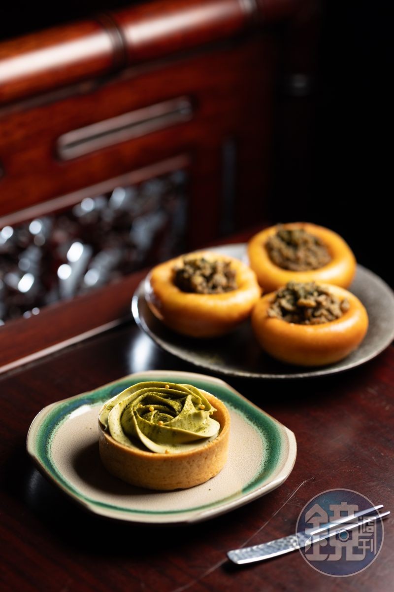 茶點「包種茶塔」(左,220元/份)與「包種茶窩窩頭」(右,280元/份)吃完口齒留香。