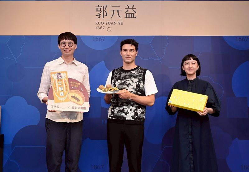 郭元益副總經理郭建偉(左起)攜手品牌代言人鳳小岳、聯名禮盒設計師子仙一同發表包含「森永牛奶糖Q心餡餅」在內的10種不同禮盒。(郭元益提供)