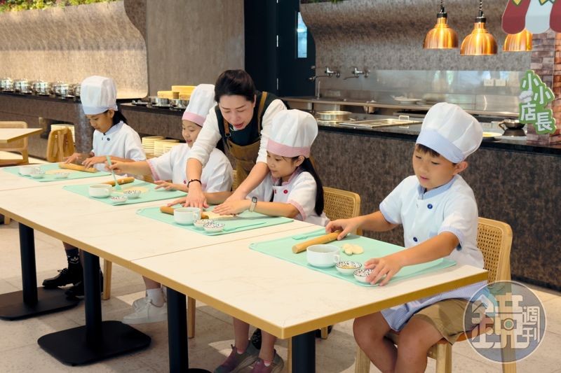 週末限定的「小小店長」蔥油餅DIY，讓小朋友在手作中體驗樂趣。（300元／人）