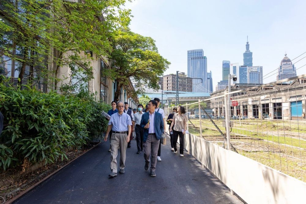 國家鐵道博物館強化了園區周邊的生活機能連結,亦能更靠近地觀賞古蹟建築群,將成為鐵道迷最新朝聖的新地標。透過通道的設計,拉長觀賞的時間,也成為一種美好的時光。