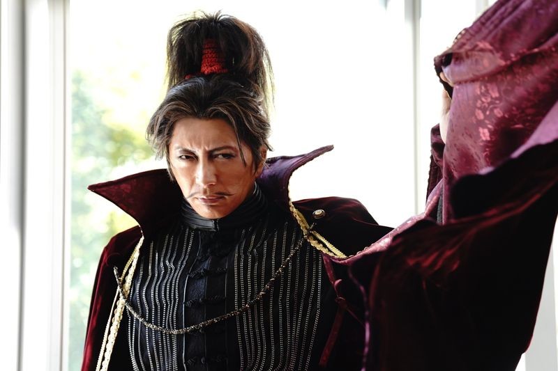 GACKT飾演經濟產業大臣織田信長,氣場強大。(車庫娛樂提供)