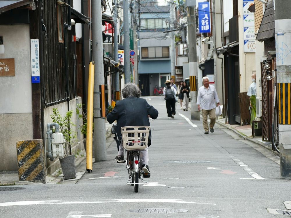 費用上,出租奶奶需支付 3,300 日圓(約新台幣 660 元)的交通費,與每小時 3,300 日圓(約新台幣 660 元)。換算下來,一個小時約新台幣 1,300 元。