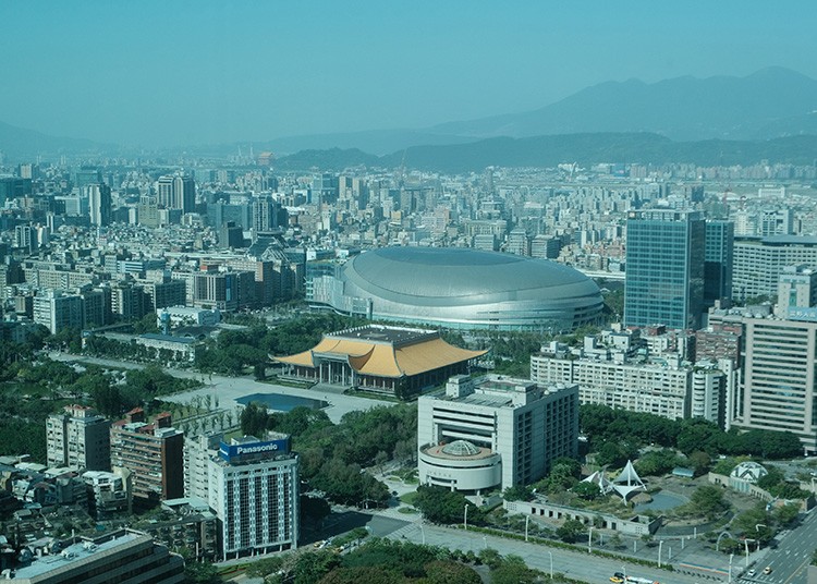 台北大巨蛋歷經30年爭議終於啟用,成為台灣棒球新時代的象徵,並吸引國際賽事與明星演唱,帶來巨大關注。