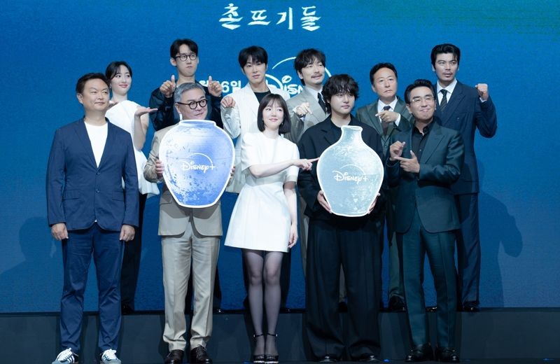 《下流大盜》主演群出席記者會。（Disney+提供）