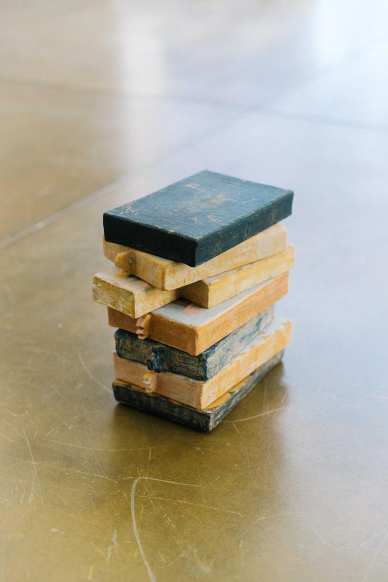 朋丁pon ding展出陶藝家賀羽薇作品「摺色」
