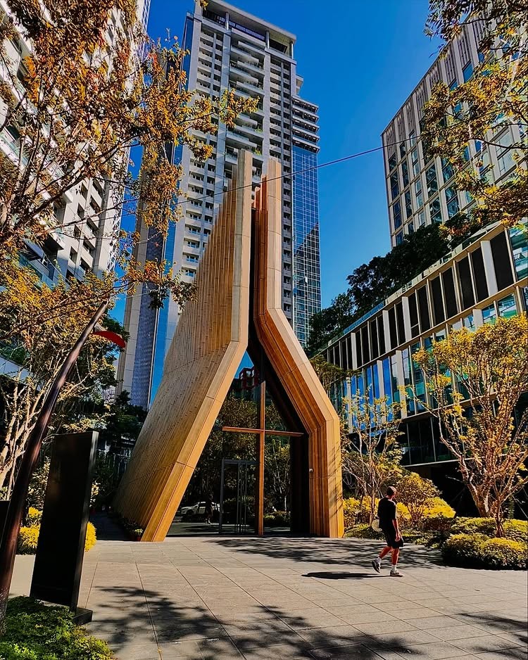 作為隈研吾在台打造的首座教堂,坐落於勤美術館旁的「柳原教會」,靜靜地以「合掌」的建築語彙,為台中綠園道上湧入一道靜謐之美。