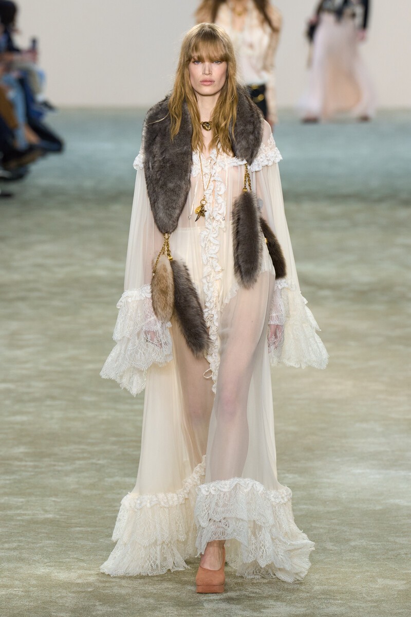 Chloé2025秋冬有滿滿的白色蕾絲洋裝,美麗又仙氣。