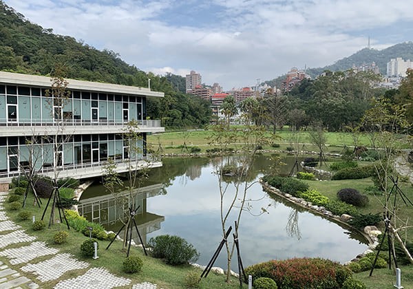 值得一提的是,圖書館的旁邊還有一座「湖濱悅讀小屋」,透過湖畔與光影的轉換,讓這一棟兩層建築,多了一抹詩意。