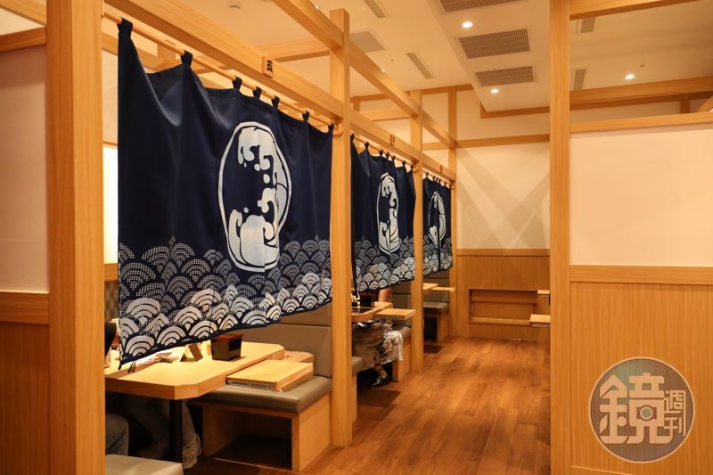 店內共有17間半個室包廂,保有私密且寬敞的用餐空間,不論約會、朋友聚餐還是家庭聚會都合適。
