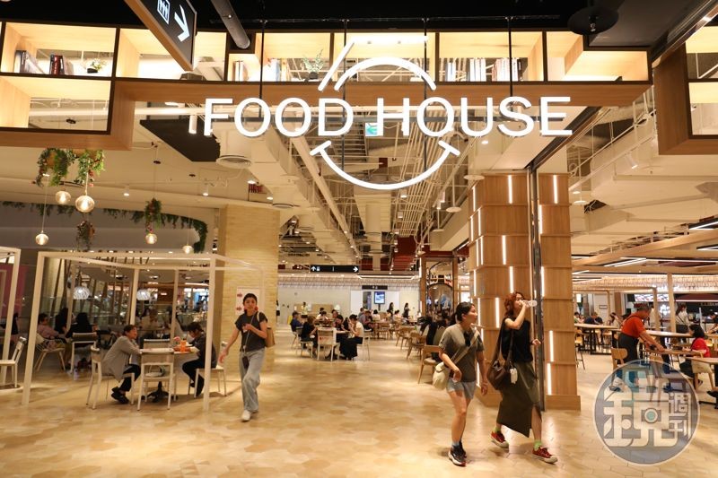 南港LaLaport的5樓的美食區擁有超過40間餐飲品牌，選擇豐富多元。