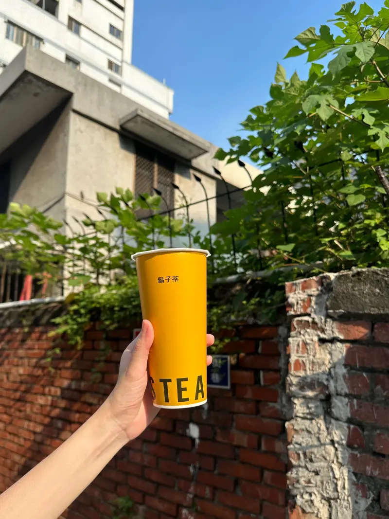 ▲WHO'S TEA鬍子茶與福源花生聯名,推出用「喝」的花生捲冰淇淋,讓綿密濃郁花生奶蓋,唰嘴的鹹甜夜市廟口好滋味正式登場。(圖/業者提供)