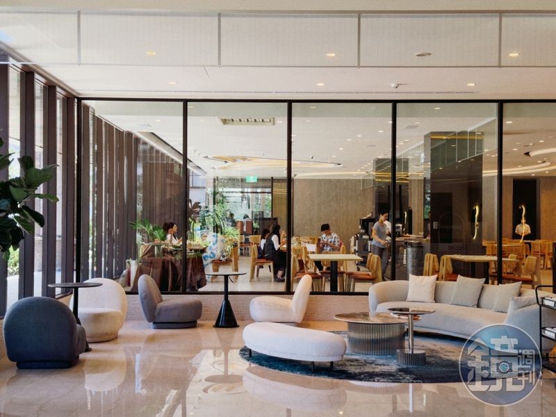 沿著宜蘭礁溪溫泉溝公園漫步，冠翔泉旅靜靜坐落在小巷轉角，綠意環繞，引人入勝。