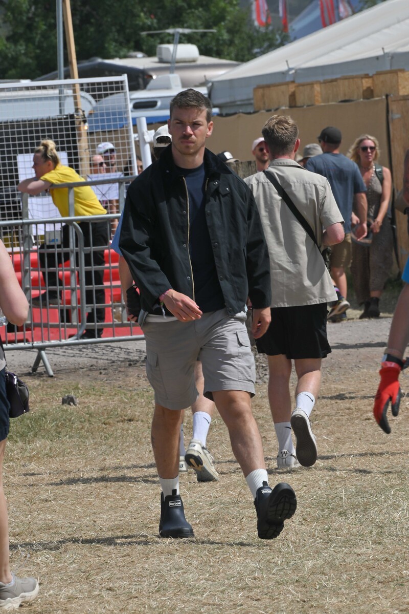 演員Will Poulter於Glastonbury音樂節,穿搭Barbour外套與經典雨靴
