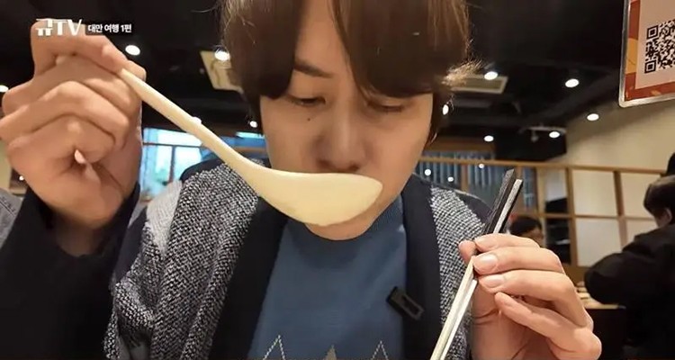 Super Junior圭賢對台灣「雙月食品社」的愛真情流露,更在台北拍攝的Vlog特地造訪,品嚐招牌蛤蜊雞湯,第一口就驚訝得睜大眼。
