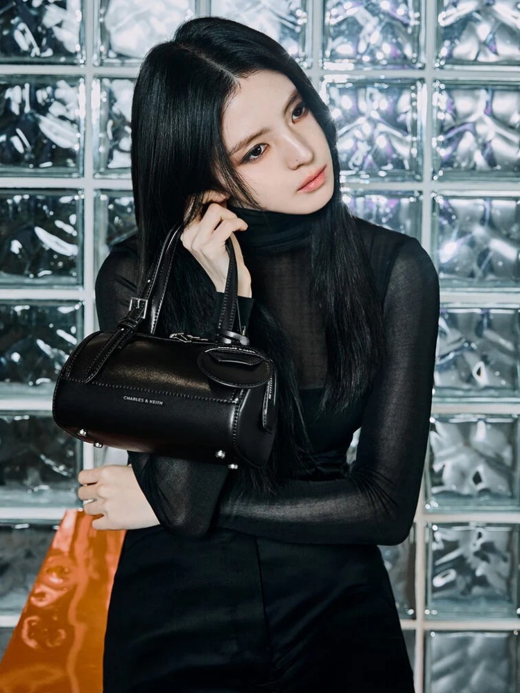 Enola保齡球包以圓潤優雅的輪廓揉合復古與摩登氣息,是近來風格女孩的新寵。