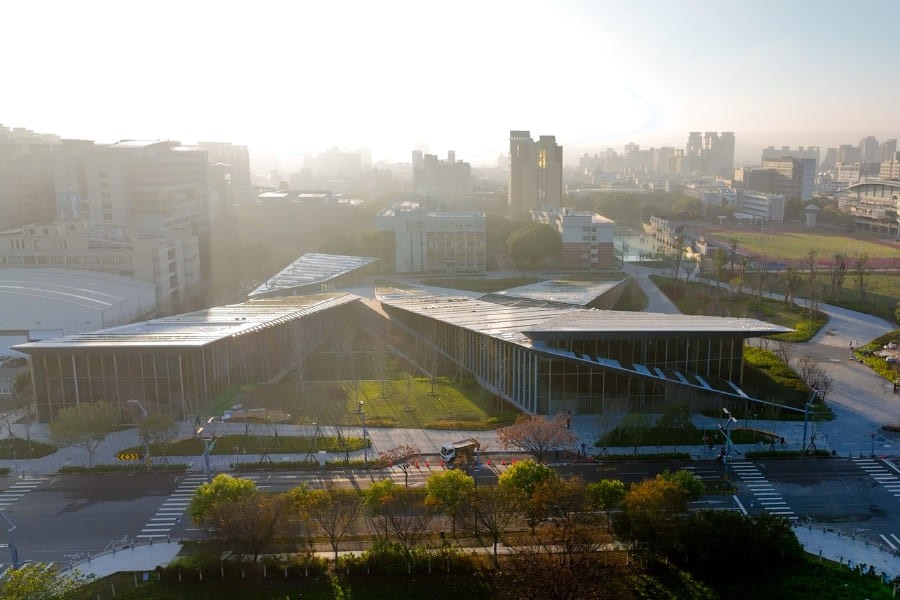 籌備多時,由隈研吾在台打造的首座校園建築:逢甲大學「共善樓」,於今年正式落成。透過南、北兩棟錯開的量體設計,增添空間層次。