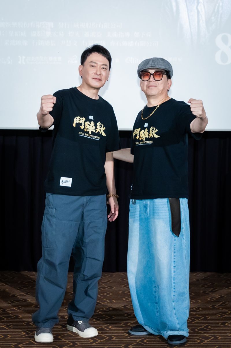 王識賢(左)與高捷(右)於《角頭-鬥陣欸》主預告記者會上揮拳比劃「該出手」的Pose,果然前輩就是比較正經。(曼尼娛樂提供)